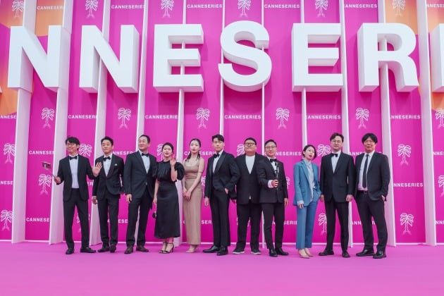 칸 시리즈 핑크카펫에 참석한 이길(이과장 역), 김경민(백진상 역), 강성훈(정필돈 역), 진아진(이예영 역), 김태영(이미나 역),  남현우(조충범 역), 이태동(디테일스튜디오 대표), 박재한(빠니보틀), 김윤의 작가, 서주완 감독, 왓챠 박태훈 대표. / 사진제공=왓챠