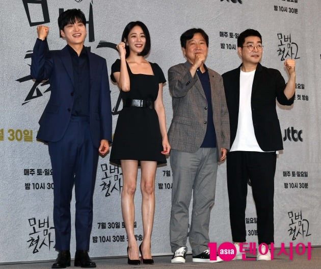 JTBC 토일드라마 '모범형사2' 제작발표회가 28일 서울 도화동 서울가든호텔에서 열렸다. 배우 장승조, 김효진, 조남국 감독, 손현주. / 사진=조준원 기자 wizard333@