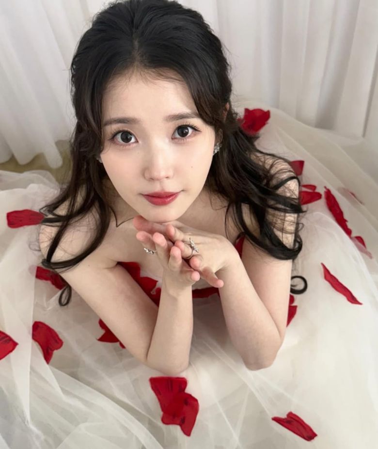 사진 = 아이유 인스타그램