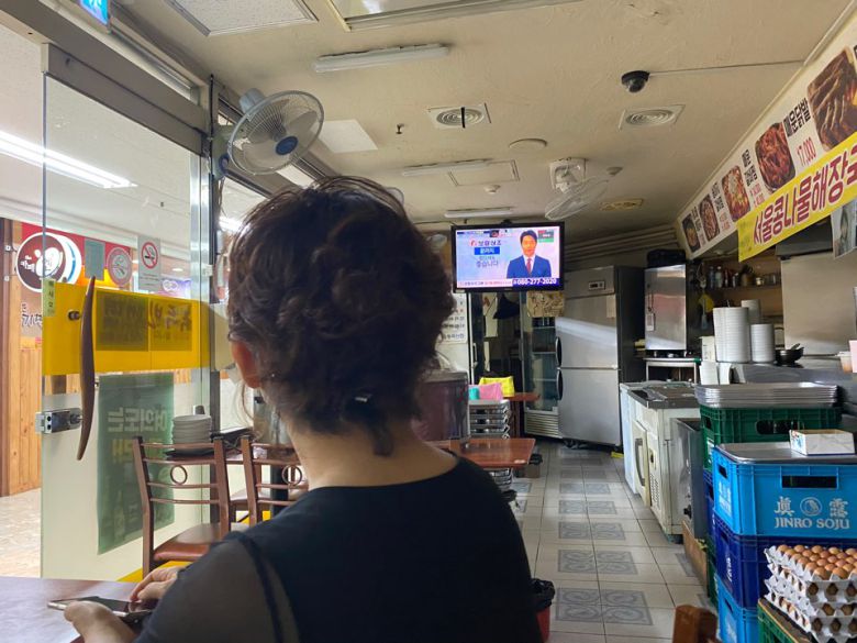21일 오후 2시 30분 여의도식당가. 사장. 텔레비전. (사진=김혜지 기자 @heyji)