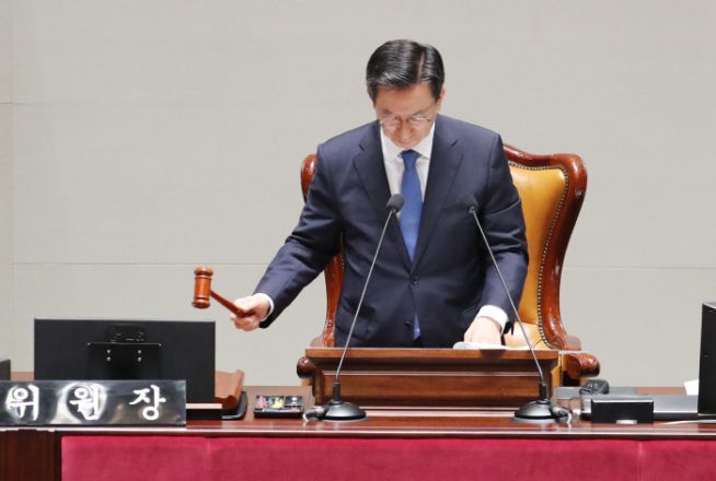 지난달 3일 오후 서울 여의도 국회에서 열린 예산결산특별위원회 전체회의에서 정성호 예결위원장이 3차 추가경정예산안을 상정하고 있다.(연합뉴스)