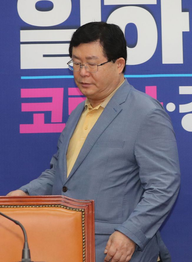 최고위원회의 참석하는 설훈    (서울=연합뉴스) 하사헌 기자 = 더불어민주당 설훈 최고위원이 10일 오전 서울 여의도 국회에서 열린 최고위원회의에 참석하고 있다. 2020.8.10    toadboy@yna.co.kr/2020-08-10 10:00:10/<저작권자 ⓒ 1980-2020 ㈜연합뉴스. 무단 전재 재배포 금지.>