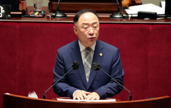 홍남기 경제부총리가 24일 오전 국회 예결위에서 발언하고 있다. (연합뉴스)