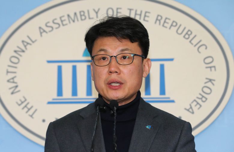 진성준 더불어민주당 공직선거후보자 검증위원회 간사가 2월 3일  서울 여의도 국회 정론관에서 검증위 회의 결과를 발표하고 있다.(뉴시스)