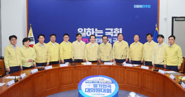 고위당정협의회, 재난지원금ㆍ4차 추경안 등 논의    (서울=연합뉴스) 진성철 기자 = 김상조 청와대 정책실장(왼쪽 여섯번째 부터), 정세균 총리, 더불어민주당 이해찬 대표, 홍남기 경제부총리, 진영 행안부 장관 등이 12일 국회에서 열린 고위당정협의회에서 기념촬영하고 있다.  2020.8.12    zjin@yna.co.kr/2020-08-12 08:48:44/<저작권자 ⓒ 1980-2020 ㈜연합뉴스. 무단 전재 재배포 금지.>