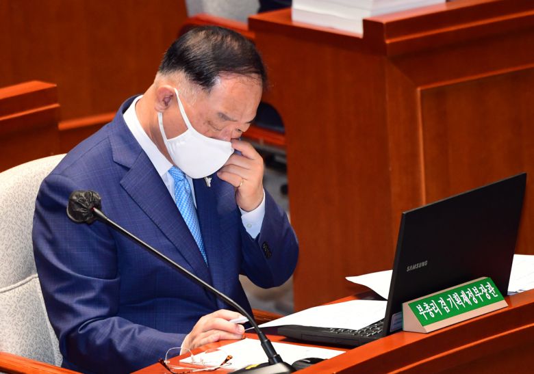 생각에 잠긴 홍남기 경제부총리    (서울=연합뉴스) 안정원 기자 = 홍남기 경제부총리 겸 기획재정부 장관이 25일 국회 예산결산특별위원회 전체회의에서 생각에 잠겨 있다.  2020.8.25    jeong@yna.co.kr/2020-08-25 12:30:32/<저작권자 ⓒ 1980-2020 ㈜연합뉴스. 무단 전재 재배포 금지.>(연합뉴스)