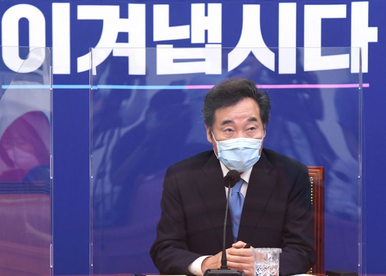 더불어민주당 이낙연 신임 당대표가 31일 국회 당대표회의실에서 열린 기자간담회에서 발언하고 있다.(연합뉴스)