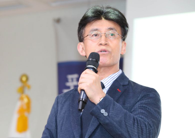 최배근 건국대 경제학과 교수가 6월 16일 서울 여의도 국회 의원회관에서 열린 민평련 '포스트 코로나19시대 177석 더불어민주당에 바란다'를 주제로 열린 최배근 건국대 경제학과 교수 초청간담회에서 강의를 하고 있다. 2020.06.16. photothink@newsis.com