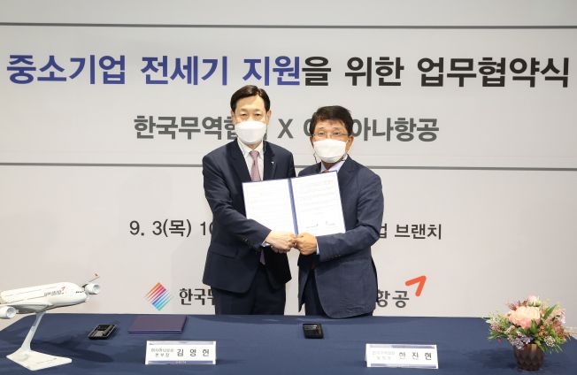 3일 삼성동 코엑스 한국무역협회에서 김영헌(왼쪽) 아시아나항공 여객본부장, 한진현(오른쪽) 한국무역협회 부회장이 해외진출 상용 수요 지원을 위한 MOU를 체결한 뒤 기념촬영을 하고 있다.(사진제공=아시아나항공)