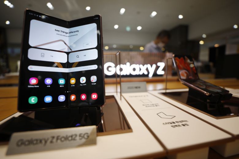 서울 서초동 삼성전자 딜라이트에 폴더블폰 ‘갤럭시 Z 폴드2’와 ‘갤럭시 플립 5G’가 전시돼 있다. 뉴시스