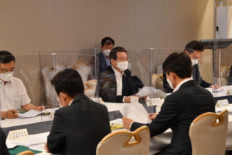 김용범 기획재정부 차관이 4일 서울 광화문 정부서울청사에서 열린 '제24차 혁신성장 점검회의 겸 정책점검회의'를 주재, 모두발언을 하고 있다.(사진제공=기획재정부)