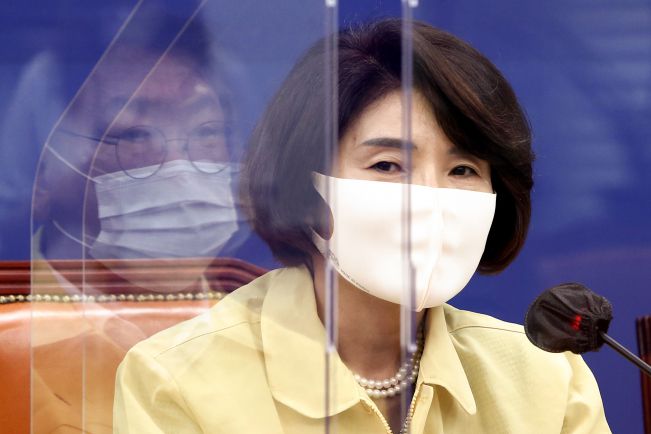 원내대책회의 참석한 민주당 한정애 신임 정책위의장    (서울=연합뉴스) 서명곤 기자 = 더불어민주당 한정애 신임 정책위의장이 1일 오전 국회에서 열린 원내대책회의에서 발언하고 있다. 2020.9.1seephoto@yna.co.kr/2020-09-01 10:26:51/<저작권자 ⓒ 1980-2020 ㈜연합뉴스. 무단 전재 재배포 금지.>