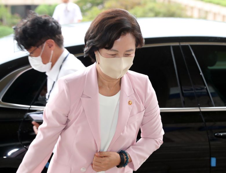 출근하는 추미애 법무부 장관    (과천=연합뉴스) 정하종 기자 = 차장·부장검사 등 검찰 중간 간부 인사 발표일인 27일 오전 추미애 법무부 장관이 경기도 정부과천청사로 출근하고 있다. 2020.8.27    chc@yna.co.kr/2020-08-27 09:16:21/<저작권자 ⓒ 1980-2020 ㈜연합뉴스. 무단 전재 재배포 금지.>(연합뉴스)