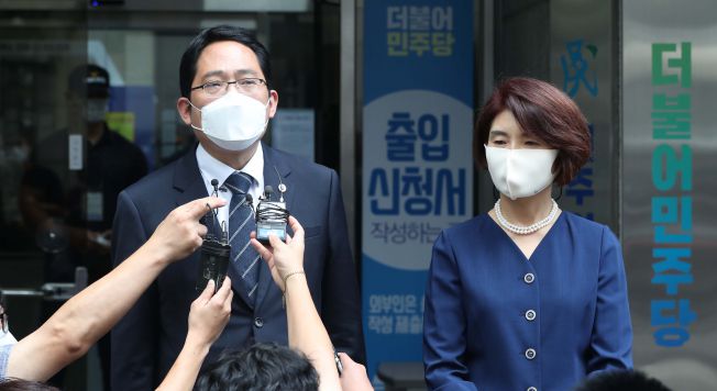 기자 질문에 답하는 최대집 대한의사협회장     (서울=연합뉴스) 이정훈 기자 = 최대집 대한의사협회장(왼쪽)이 4일 오전 의사협회-민주당 정책협약 이행 합의서에 서명한 뒤 서울 여의도 더불어민주당사 앞에서 더불어민주당 한정애 정책위의장과 함께 취재진의 질문에 답하고 있다. 2020.9.4    uwg806@yna.co.kr/2020-09-04 10:51:33/<저작권자 ⓒ 1980-2020 ㈜연합뉴스. 무단 전재 재배포 금지.>