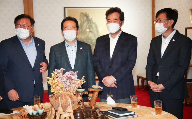 정세균 국무총리가 6일 서울 삼청동 총리공관에서 열린 고위 당정협의회에서 참석자들과 대화하고 있다.  사진 왼쪽부터 더불어민주당 김태년 원내대표, 정 총리, 더불어민주당 이낙연 대표, 김상조 청와대 정책실장.(연합뉴스)