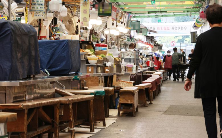 썰렁한 광장시장    (서울=연합뉴스) 이진욱 기자 = 10일 서울 광장시장이 썰렁한 모습이다. 이날 정부는 코로나 재확산의 직격탄을 맞고 있는 소상공인과 자영업자에게 최대 200만원을 현금으로 지원할 것이라고 밝혔다. 2020.9.10    cityboy@yna.co.kr/2020-09-10 15:00:10/<저작권자 ⓒ 1980-2020 ㈜연합뉴스. 무단 전재 재배포 금지.>