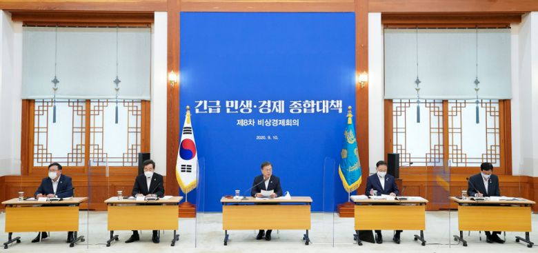 문재인 대통령이 10일 오전 청와대 본관에서 열린 제8차 비상경제회의를 주재하고 있다. 왼쪽부터 더불어민주당 김태년 원내대표, 이낙연 당 대표, 문 대통령, 홍남기 경제부총리 겸 기획재정부 장관, 진영 행정안전부 장관.(뉴시스)