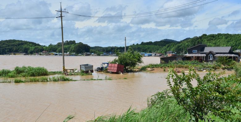 9일 전남 나주시 다시면 가흥리 배수장 인근 농경지가 침수돼있다. 최근 쏟아진 집중호우로 영산강 문평천 제방이 붕괴되면서 다시면 일대 농경지 532㏊가 물 속에 잠겨 있다. (뉴시스)