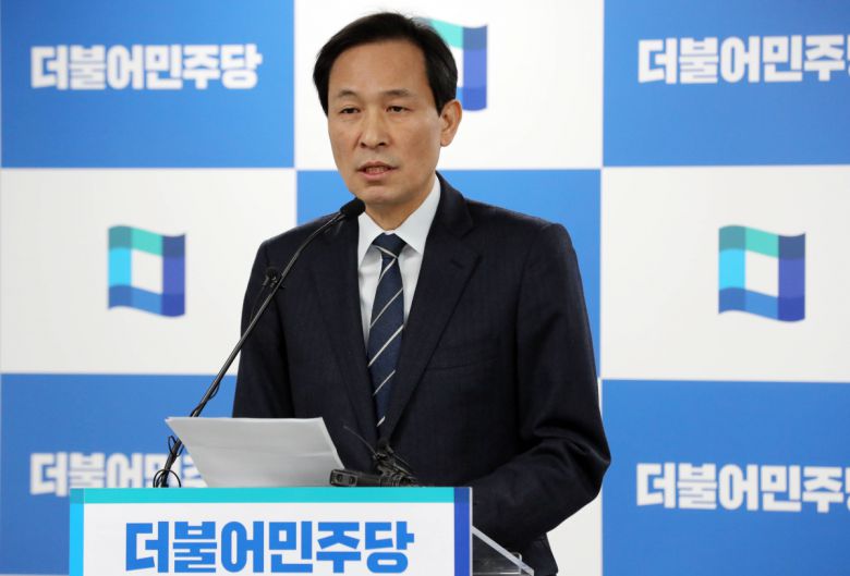 [서울=뉴시스] 장세영 기자 = 우상호 더불어민주당 비례대표공천관리위원장이 11일 서울 여의도 민주당 중앙당사에서 비례후보자 중 국민공천심사단 통과자를 발표하고 있다. 2020.03.11. photothink@newsis.com(뉴시스)