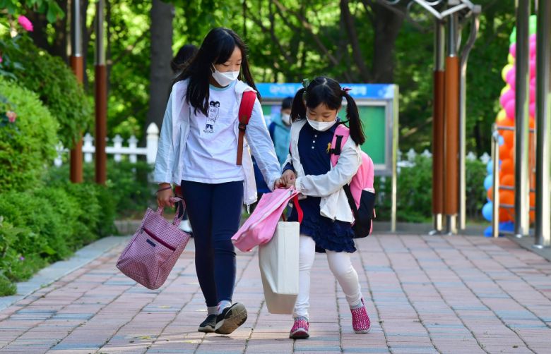 2차 등교개학 첫 날인 27일 서울 송파구 세륜초에서 초등학교 1·2학년 어린이들이 교실로 향하고 있다. 이날부터 전국 고등학교 2학년과 중학교 3학년, 초등학교 1·2학년, 유치원생 237만명이 등교 수업을 시작한다. 다만 서울과 경기, 경북 등 일부 학교와 유치원에서는 코로나19 확진자 발생, 접촉자 파악 등의 이유로 등교가 연기됐다. 신태현 기자 holjjak@(이투데이DB)
