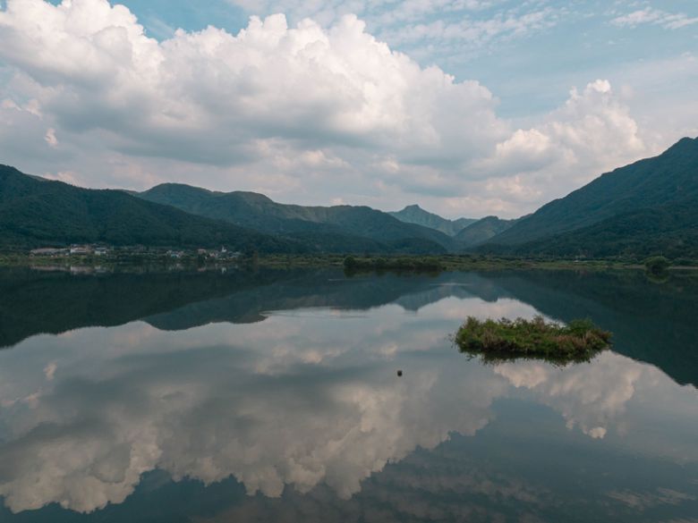 내장호의 완벽한 반영.