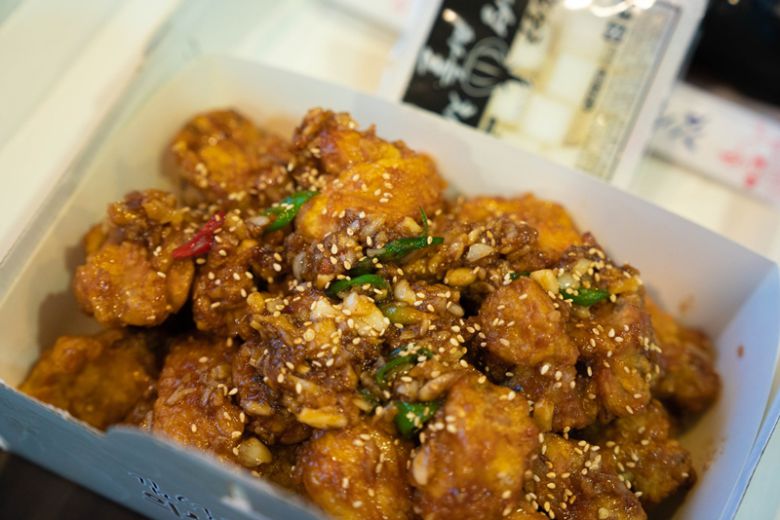 의성마늘을 맛볼 수 있는 마늘치킨.