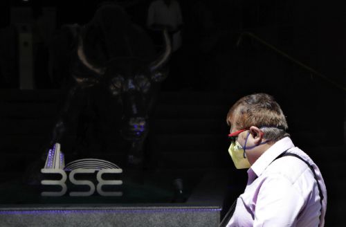 인도 뭄바이에서 3월 13일(현지시간) 한 남성이 뭄바이거래소(BSE) 앞을 지나고 있다. CNBC방송은 최근 인도에서 밀레니얼 세대의 주식 투자가 늘고 있다고 전했다. 뭄바이/AP뉴시스