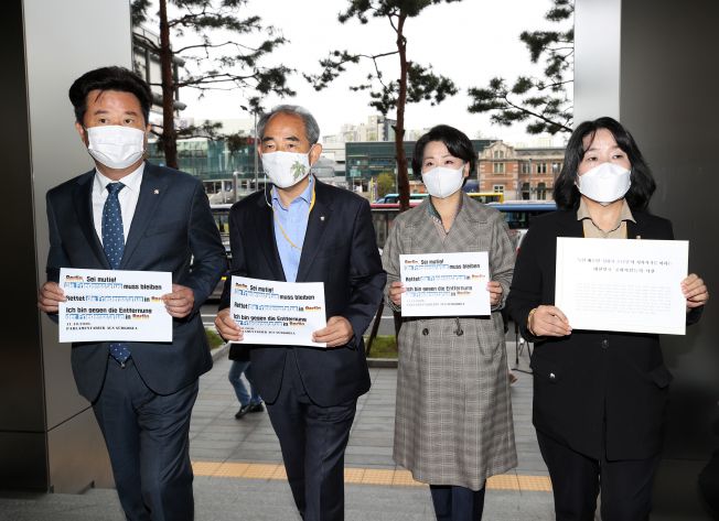주한독일대사관에 서한 전달하러 가는 의원들     (서울=연합뉴스) 박동주 기자 = 13일 오전 서울 중구 주한독일대사관 앞에서 더불어민주당 윤미향 의원 등 의원들이 독일 베를린 평화의 소녀상이 지켜지기를 바라는 대한민국 국회의원들의 서한을 전달하기 위해 이동하고 있다. 오른쪽부터 더불어민주당 윤미향, 이수진, 윤준병, 이규민 의원. 2020.10.13    pdj6635@yna.co.kr/2020-10-13 09:22:30/<저작권자 ⓒ 1980-2020 ㈜연합뉴스. 무단 전재 재배포 금지.>