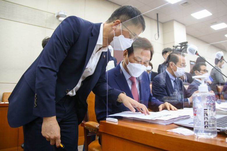 한병도 더불어민주당 간사(왼쪽)와 박완수 국민의힘 간사가 서울 여의도 국회에서 열린 행정안전위원회 전체회의에서 대화하고 있다. (뉴시스)