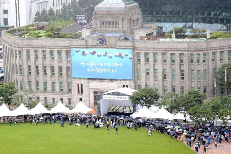 고 박원순 서울특별시장의 영현이 서울시청에서 영결식을 마친 후 서울추모공원으로 봉송되고 있다.(뉴시스)