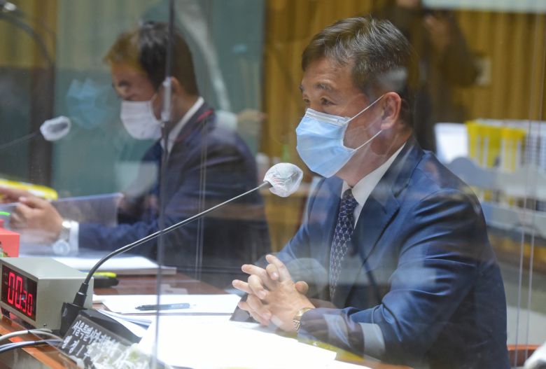 서정협 서울시장 권한대행이 15일 서울 중구 서울시청에서 열린 국회 행정안전위원회의 서울시청에 대한 국정감사에서 의원들의 질의에 답하고 있다. (뉴시스)