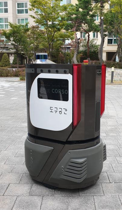 아파트 단지를 순찰 중인 자율주행 로봇 코르소(박소은 기자 gogumee@)