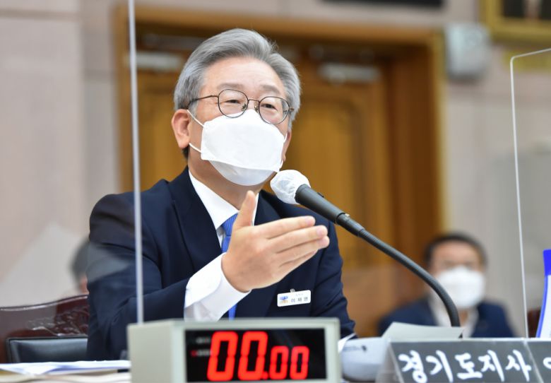 이재명 경기도지사가 19일 경기도 수원 팔달구 경기도청에서 열린 국회 행정안전위원회의 경기도에 대한 국정감사에서 의원 질의에 답변하고 있다. (제공=사진공동취재단)