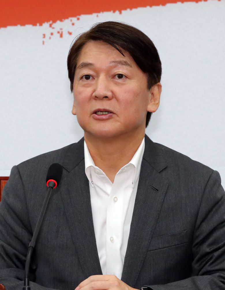 최고위원회의에서 발언하는 안철수    (서울=연합뉴스) 하사헌 기자 = 국민의당 안철수 대표가 10일 오전 서울 여의도 국회에서 열린 최고위원회의에서 발언하고 있다. 2020.8.10    toadboy@yna.co.kr/2020-08-10 09:16:41/<저작권자 ⓒ 1980-2020 ㈜연합뉴스. 무단 전재 재배포 금지.>