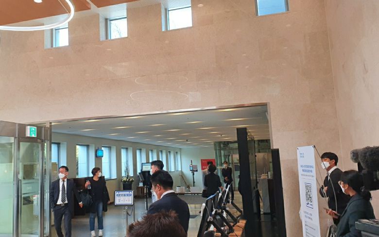 25일 오전 이건희 회장의 빈소가 마련될 삼성서울병원 장례식장 로비. 장례식장 직원들과 일부 삼성 임직원이 빈소를 준비 중이다. (노우리 기자 @we1228)