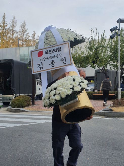 이건희 삼성 회장 빈소가 마련될 서울 강남구 일원동 삼성서울병원 장례식장에는 정재계 인사들의 애도의 뜻을 담은 조화 행렬이 이어지고 있다. (노우리 기자 @we1228)