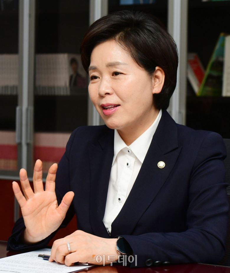 양향자 더불어민주당 의원이 19일 서울 여의도 국회 의원회관에서 진행된 인터뷰에서 "지역으로 갈수록 여성 정치인이 정치 영역에 진입하는 게 힘들다"며 "제 또 하나의 소명은 지역과 수도권을 구분하지 않고 여성들이 정치 영역에서 활발히 활동할 수 있도록 하는 것"이라고 말했다. 고이란 기자 photoeran@