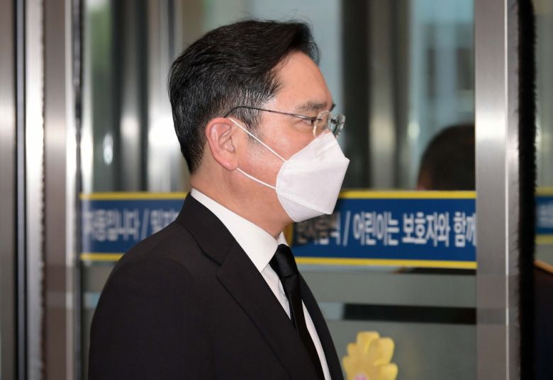 이건희 삼성그룹 회장이 별세한 25일 서울 강남구 삼성서울병원 장례식장에 마련된 이 회장의 빈소에 이재용 삼성전자 부회장이 들어서고 있다. (신태현 기자 holjjak@)