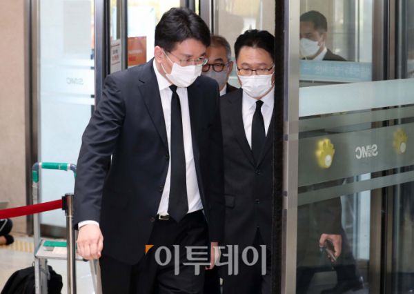 조원태 한진그룹 회장이 26일 오전 서울 강남구 삼성서울병원에 마련된 고(故) 이건희 삼성그룹 회장의 빈소로 들어가고 있다. (신태현 기자 holjjak@)