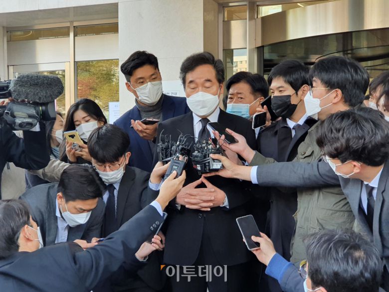 고(故) 이건희 삼성전자 회장 장례 이틀째인 26일 정치권 인사들도 잇따라 빈소를 찾았다. 오전 11시 10분께 빈소를 나온 이낙연 더불어민주당 대표는 이건희 회장에 대해 "보통 사람은 상상할 수 없는 탁월한 혁신의 리더십으로 삼성을 세계적 기업으로 키웠다"고 말했다. (노우리 기자 @we1228)