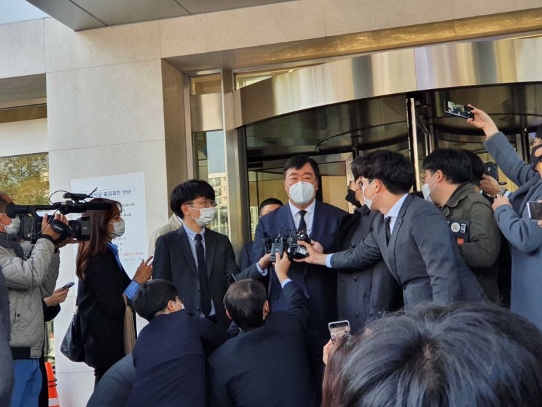 고(故) 이건희 삼성전자 회장 장례 이틀째인 26일 정치권 인사들도 잇따라 빈소를 찾았다. 오전 10시 반께 빈소를 찾은 싱하이밍 대사는 "이건희 회장은 중국과도 인연이 깊다"며 고인을 애도했다. (노우리 기자 @we1228)