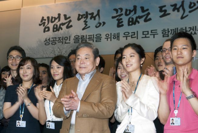 이건희 삼성그룹 회장이 2011년 삼성 직원들과 함께 사진을 촬영하고 있다.(사진제공=삼성)