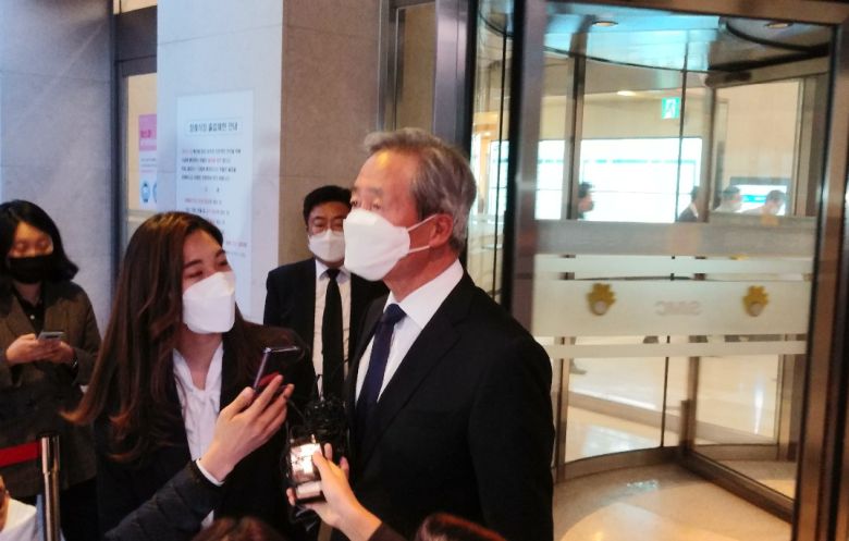 정몽준 아산재단 이사장, 정기선 현대중공업 부사장이 26일 오후 5시 42분께 고(故) 이건희 삼성전자 회장 빈소를 찾아 조문했다. (유창욱 기자 @woogi)