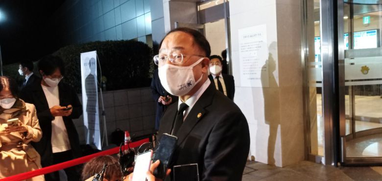 홍남기 경제부총리 겸 기획재정부 장관이 26일 고(故) 이건희 삼성전자 회장 빈소를 찾아 조문했다. (유창욱 기자 @woogi)