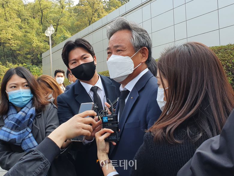 이기흥 대한체육회장이 27일 서울 강남구 삼성서울병원에 마련된 고(故) 이건희 삼성전자 회장의 빈소를 찾아 조문한 뒤 취재진의 질문에 답하고 있다. (노우리 기자 we1228@)