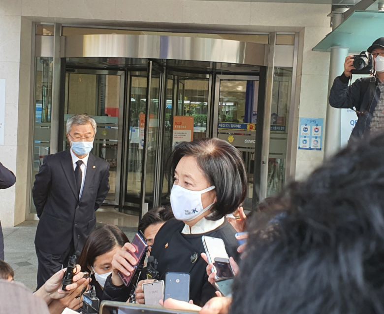 박영선 중소벤처기업부 장관이 27일 오후 고 이건희 삼성전자 회장 빈소를 찾아 조문했다. (노우리 기자 @we1228)