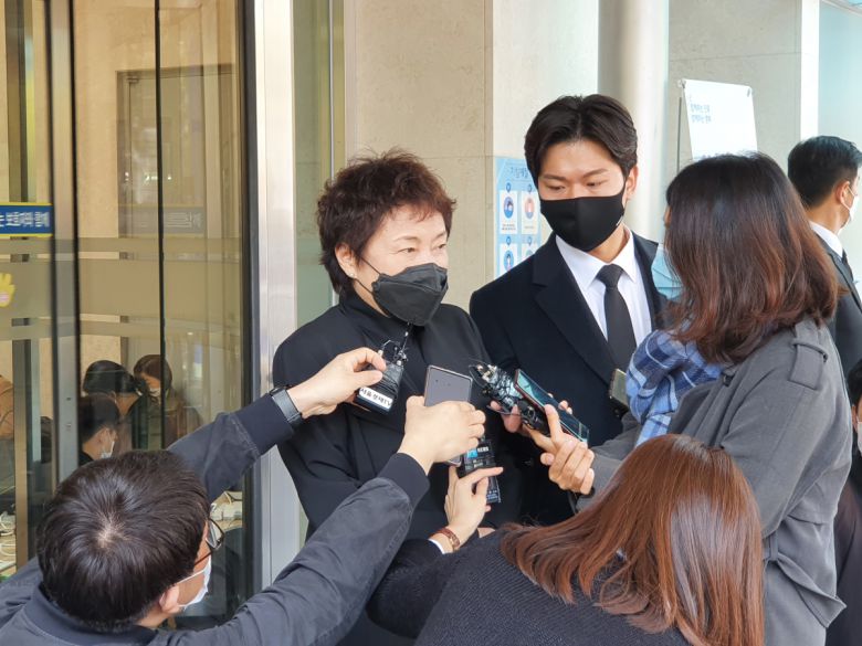 고(故) 이건희 삼성전자 회장 장례 3일차인 27일, 문화체육계 인사들의 조문도 잇따랐다. 2011년 호암상 예술상을 받은 바이올리니스트 정경화 씨는 이날 오전 빈소를 방문해 조문했다. (노우리 기자 @we1228)