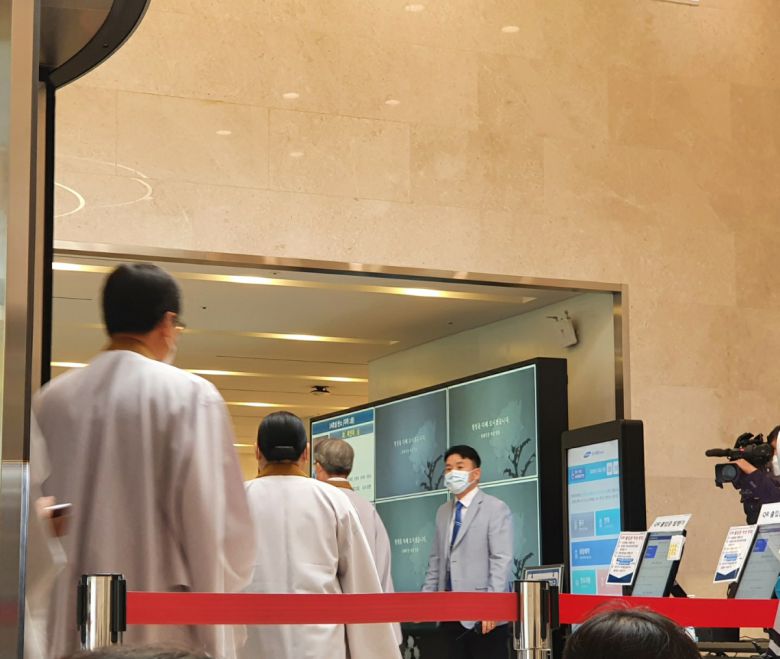 원불교 전산 김주원 종법사가 27일 오전 9시 고 이건희 삼성전자 회장 빈소를 방문해 법문을 낭독하고 갔다. 사진은 삼성서울병원 로비로 입장하는 원불교 관계자들(노우리 기자 @we1228)