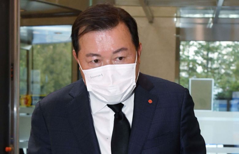 26일 서울 강남구 삼성서울병원에 마련된 故 이건희 삼성 회장 빈소에서 황각규 롯데지주 전 부회장이 조문을 위해 들어서고 있다. 사진공동취재단(신태현 기자 holjjak@)