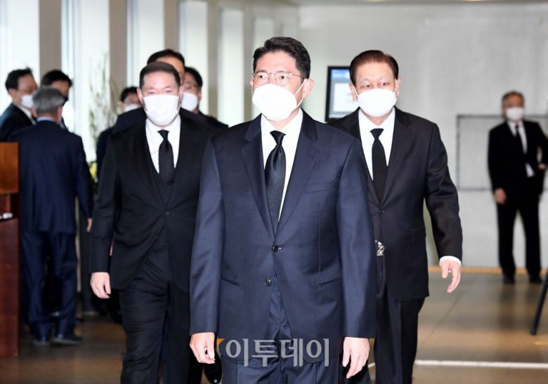 조현준 효성 회장이 27일 서울 강남구 삼성서울병원 장례식장에 마련된 고 이건희 삼성그룹 회장의 빈소에서 조문을 마친 뒤 나서고 있다. (신태현 기자 holjjak@)